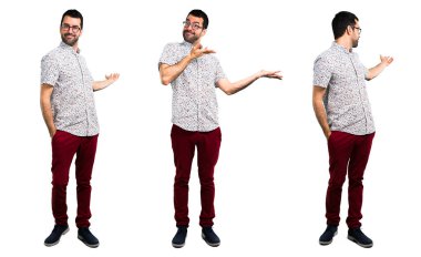 Gözlüklü yakışıklı bir adam seti bir şey sunan