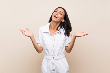 Tecrit edilmiş genç bir kadın, çok gülümsüyor.