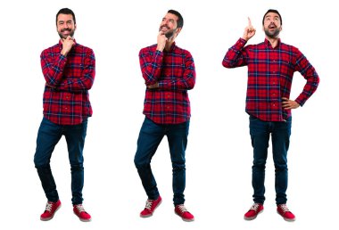 Yakışıklı adam ayakta ve bir fikir düşünme seti