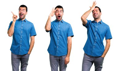 Mavi gömlekli yakışıklı adam seti böylece gerçekleştirmek niyetinde