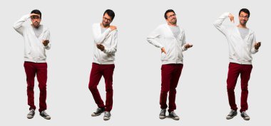 Izole arka plan üzerinde mobil ile esmer adam seti