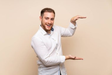 Bir reklam eklemek için copyspace tutarak izole arka plan üzerinde Blonde adam