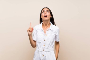 Tecrit edilmiş genç bir kadın yukarı bakıyor ve şaşırıyor.