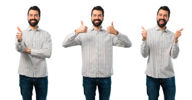 Sakallı yakışıklı adamın kolajı bir jest kadar bir başparmak veren