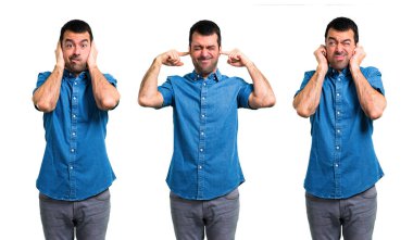 El ile her iki kulak kapsayan mavi gömlek ile Yakışıklı adam seti