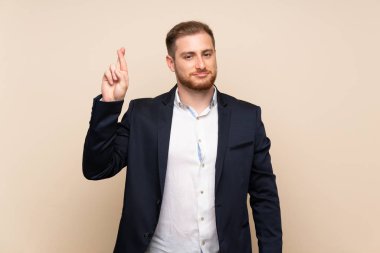 Parmakları geçiş ve en iyi dilek ile izole arka plan üzerinde Blonde adam