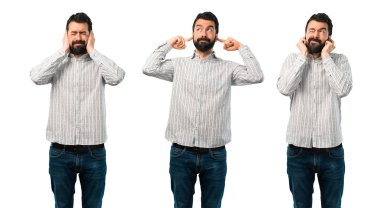 Sakallı, iki kulağını elleriyle kaplayan yakışıklı adamın kolajı