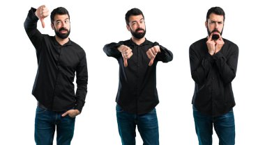 Yakışıklı adam kötü sinyal yapma sakallı ayarla