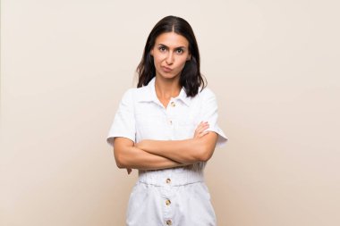 Izole arka plan üzerinde genç kadın üzgün duygu