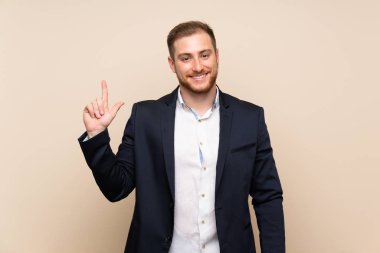 Izole arka plan üzerinde Blonde adam gösteren ve en iyi işareti bir parmak kaldırma