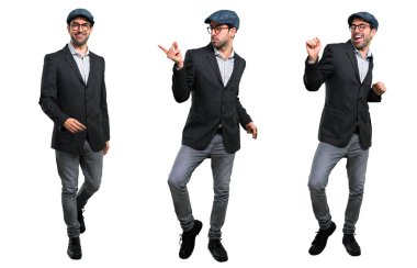 Bere ve gözlük ile Yakışıklı modern adam seti t dinlerken