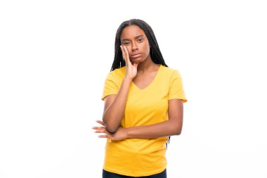 Izole beyaz arka plan üzerinde uzun örgülü saçları ile Afrikalı-Amerikalı genç kız mutsuz ve sinirli