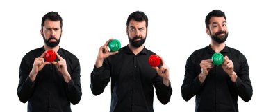 Evet ve hayır arasında şüphe sakallı yakışıklı bir adam seti