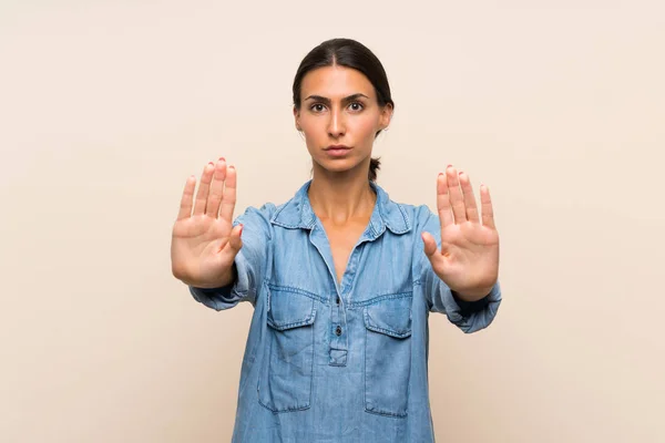 Giovane Donna Sfondo Isolato Facendo Gesto Arresto Deluso — Foto Stock