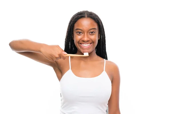 African American tiener meisje met lange gevlochten haren poetsen haar tanden — Stockfoto