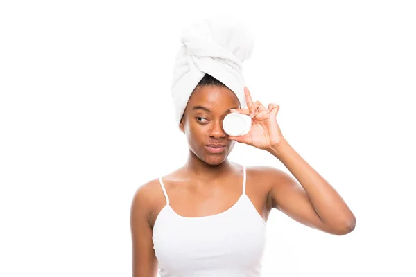 Afro-americana adolescente chica con crema hidratante sobre aislado blanco fondo — Foto de Stock