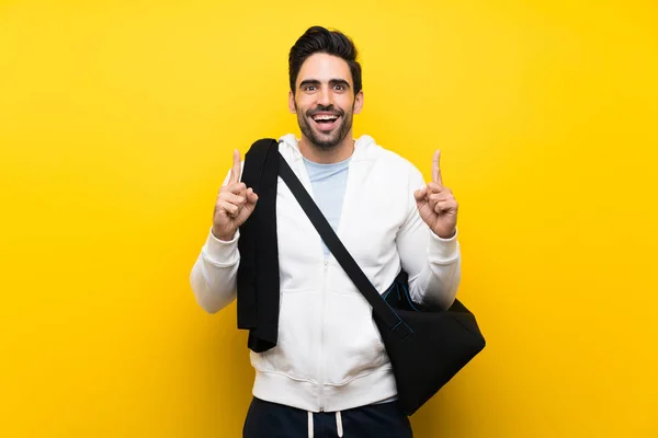 Jeune Homme Sport Sur Mur Jaune Isolé Pointant Vers Haut — Photo