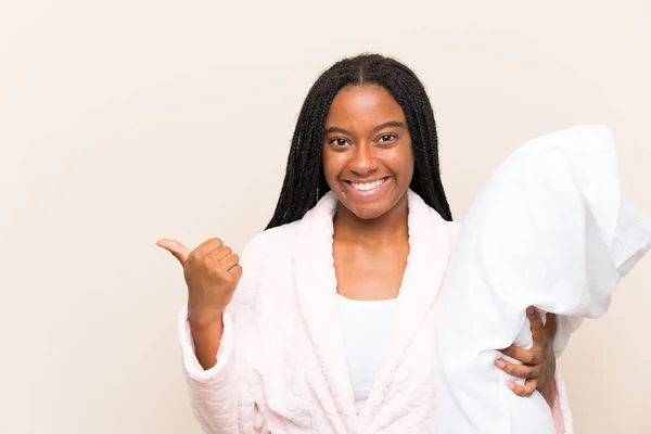 African American Tiener Meisje Met Lang Gevlochten Haar Pyjama Geïsoleerde — Stockfoto