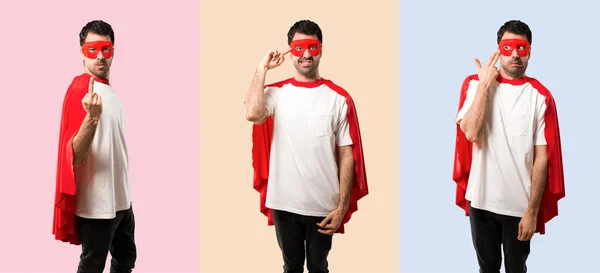 Zestaw superhero człowieka z maski i czerwonego Przylądka podejmowania gest róg, — Zdjęcie stockowe