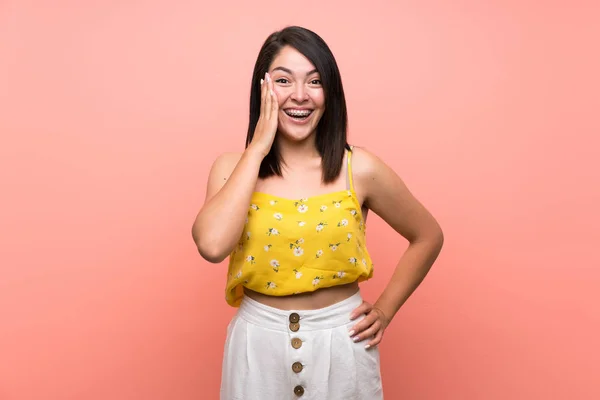 Junge Mexikanerin Mit Überraschung Und Schockiertem Gesichtsausdruck Über Isolierte Mauer — Stockfoto