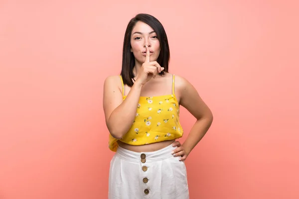 Giovane Donna Messicana Oltre Muro Isolato Mostrando Segno Silenzio Gesto — Foto Stock