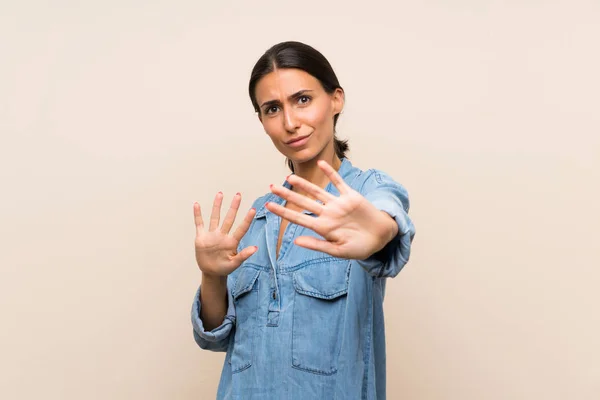 Jonge Vrouw Geïsoleerde Achtergrond Nerveuze Stretching Handen Naar Voren — Stockfoto