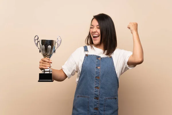 Jovem Mexicana Sobre Fundo Isolado Segurando Troféu — Fotografia de Stock