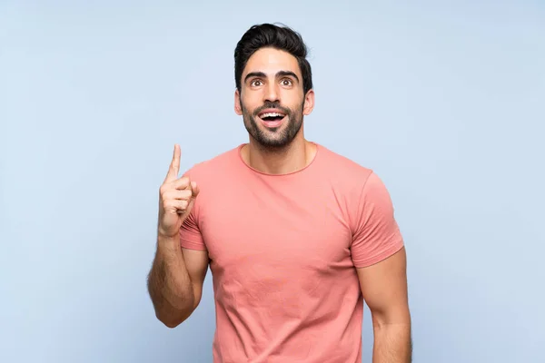 Pohledný Mladý Muž Růžové Košili Přes Izolované Modré Pozadí Ukazující — Stock fotografie