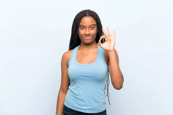 Menina Adolescente Afro Americana Com Cabelos Longos Trançados Sobre Fundo — Fotografia de Stock