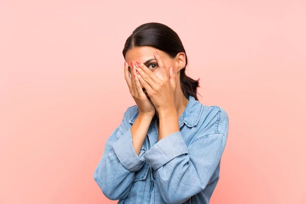 Giovane Donna Isolato Sfondo Rosa Che Copre Gli Occhi Guardando — Foto Stock