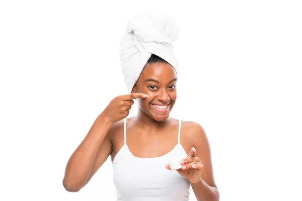 African American tiener meisje met moisturizer over geïsoleerde witte achtergrond — Stockfoto