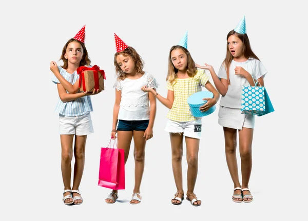 Zestaw mała dziewczynka na imprezie urodzinowej trzyma worek upominkowy unhapp — Zdjęcie stockowe
