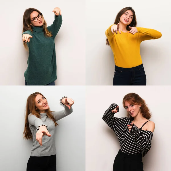 Állítsa Nők Több Mint Fehér Háttér Pont Ujját Miközben Mosolyogva — Stock Fotó