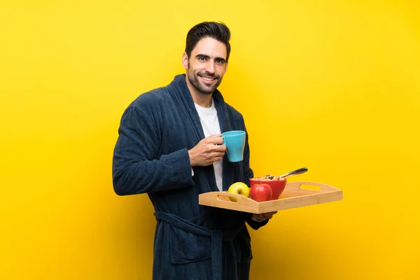 Hombre guapo en pijama sobre pared amarilla aislada —  Fotos de Stock
