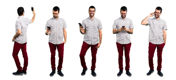 Conjunto de homem bonito com óculos conversando com celular — Fotografia de Stock