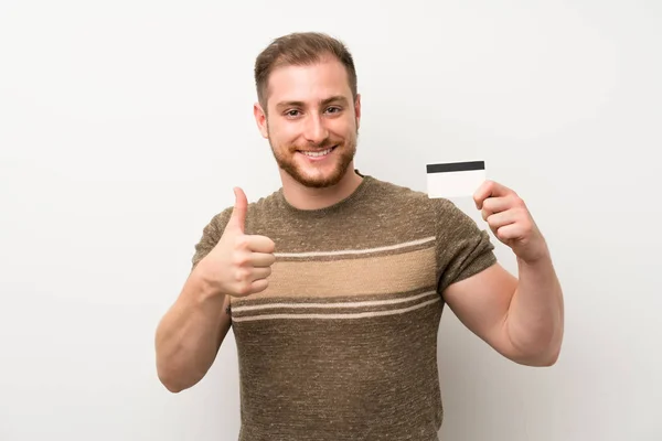 Stilig Man Över Isolerad Vit Vägg Innehar Ett Kreditkort — Stockfoto