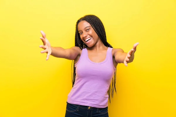 African American Tiener Meisje Met Lang Gevlochten Haar Geïsoleerde Gele — Stockfoto