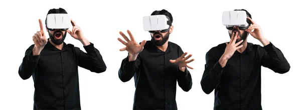 Zestaw przystojnego mężczyzny z brodą za pomocą okularów VR — Zdjęcie stockowe