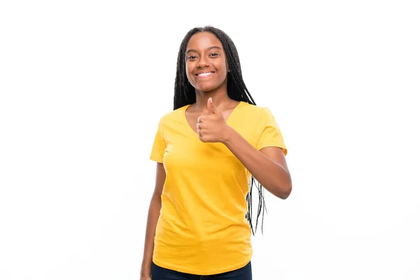 非洲裔美国少女与长辫子的头发在孤立的白色背景给一个竖起大拇指的手势 — 图库照片