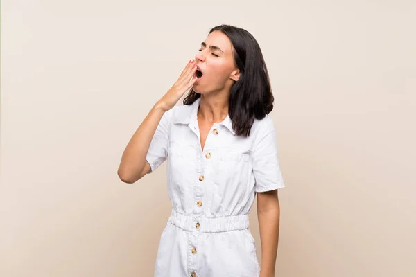 Junge Frau Über Isoliertem Hintergrund Gähnt Und Deckt Weit Geöffneten — Stockfoto