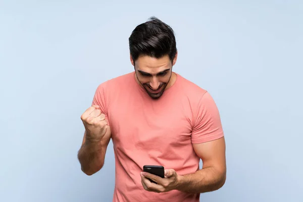 Handsome Young Man Pink Shirt Isolated Blue Background Surprised Sending — Stock Photo, Image