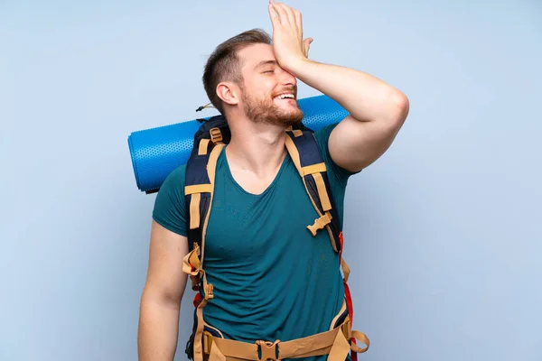 Hiker Man Över Blue Wall Har Insett Något Och Avser — Stockfoto