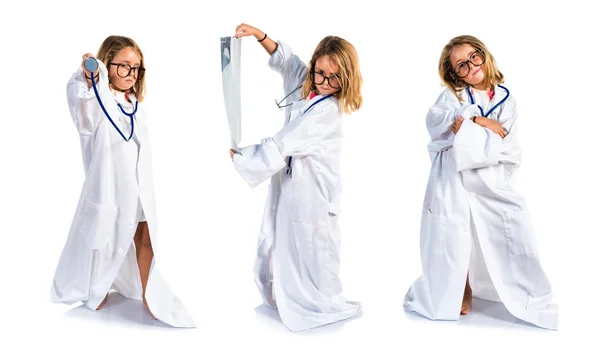 小女孩扮演一个医生 并举行了摄影 — 图库照片