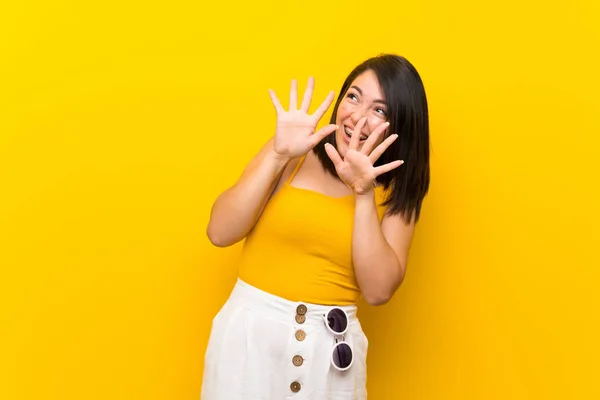 Joven Mexicana Sobre Fondo Amarillo Aislado Nerviosa Asustada —  Fotos de Stock