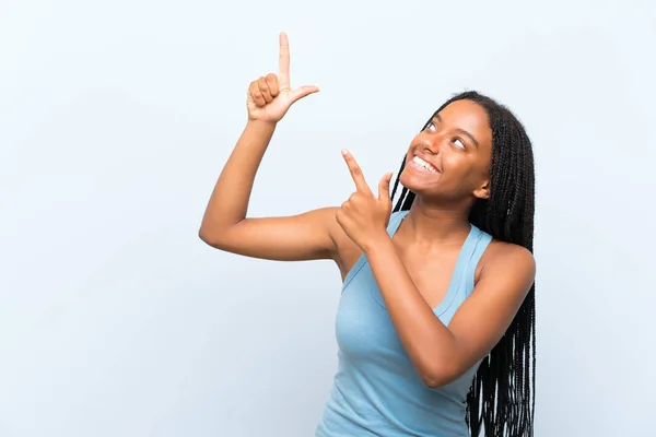 African American Tiener Meisje Met Lang Gevlochten Haar Geïsoleerde Blauwe — Stockfoto