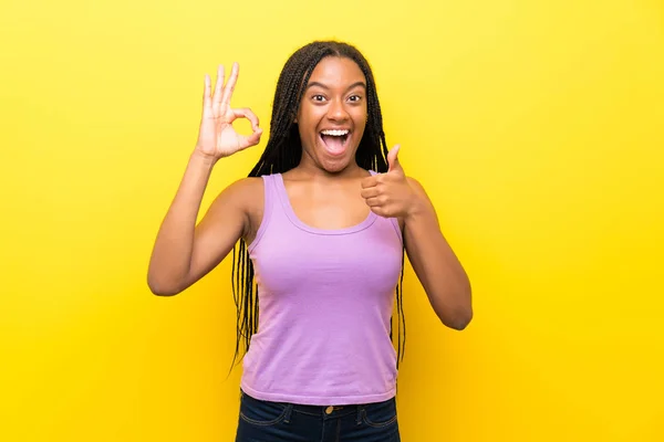 African American Tiener Meisje Met Lang Gevlochten Haar Geïsoleerde Gele — Stockfoto