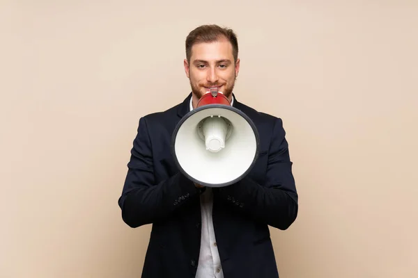 Blonde Man Geïsoleerde Achtergrond Schreeuwen Door Een Megafone — Stockfoto