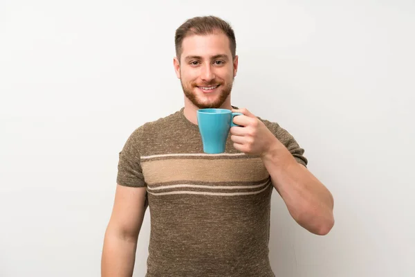 Stilig Man Över Isolerad Vit Vägg Hålla Varm Kopp Kaffe — Stockfoto