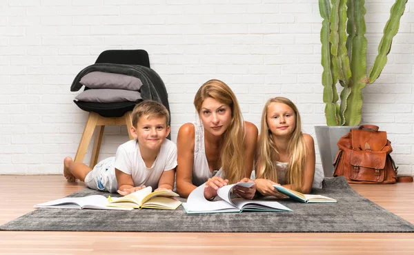 Mor Med Sina Två Barn Inomhus Och Studera — Stockfoto