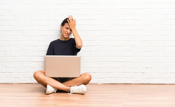 Νεαρή Γυναίκα Ένα Φορητό Υπολογιστή Που Κάθεται Στο Πάτωμα Έχοντας — Φωτογραφία Αρχείου